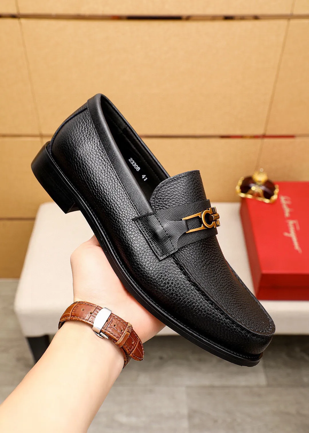 Men's shoes💰460💐 Product trademark: Ferragamo "Ferragamo" casual leather shoes Regular size: 38-44 (45.46🉑️customized) Product materials: Selected imported first-layer pebbled cowhide leather upper + luxury hardware buckle, imported water-dyed cowhide leather lining. Strong three-dimensional visual effect, original outsole color: 2 colors available